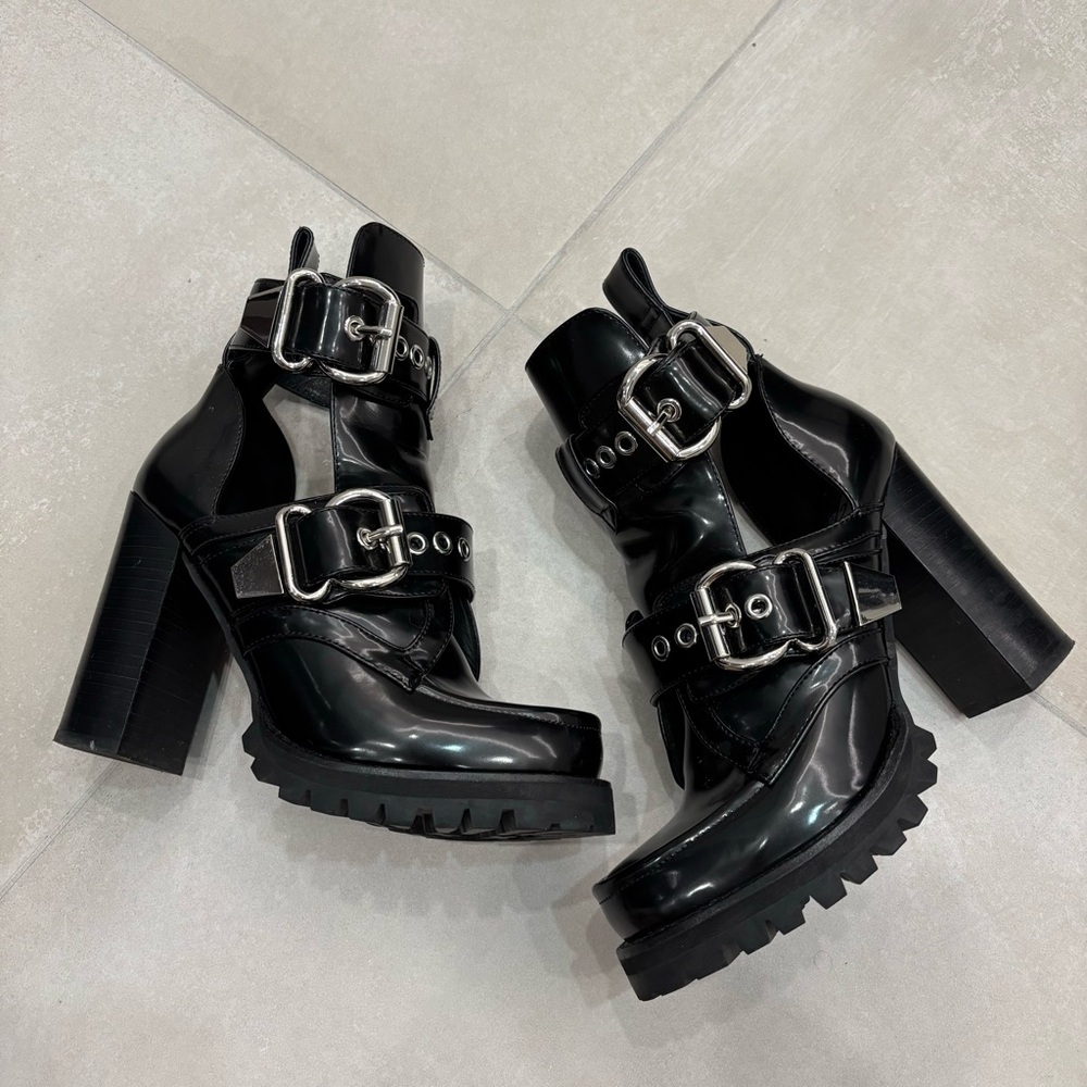 BLACK BLOCK HEELS SIZE 8